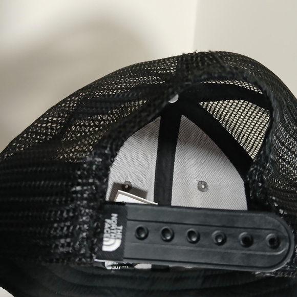 THE  NORTH FACE ADJUSTABLE SNAPBACK TRUCKER/MESH HAT/CAP - Picture 3 of 5